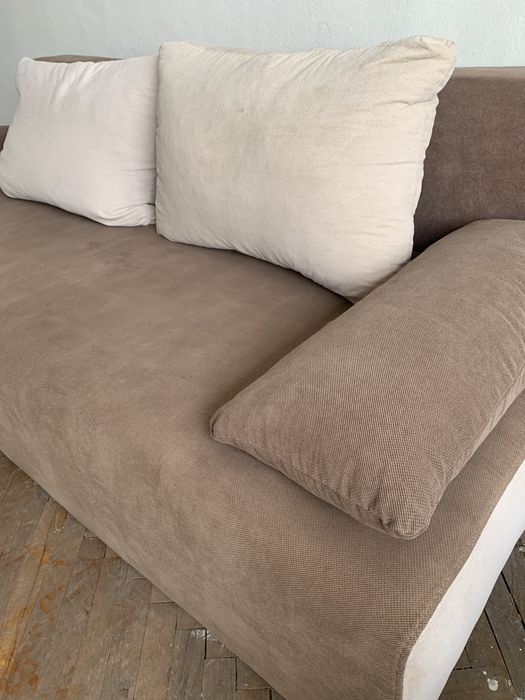 Кафяв диван двуместен.