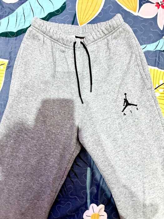 Vând pantaloni Jordan gri