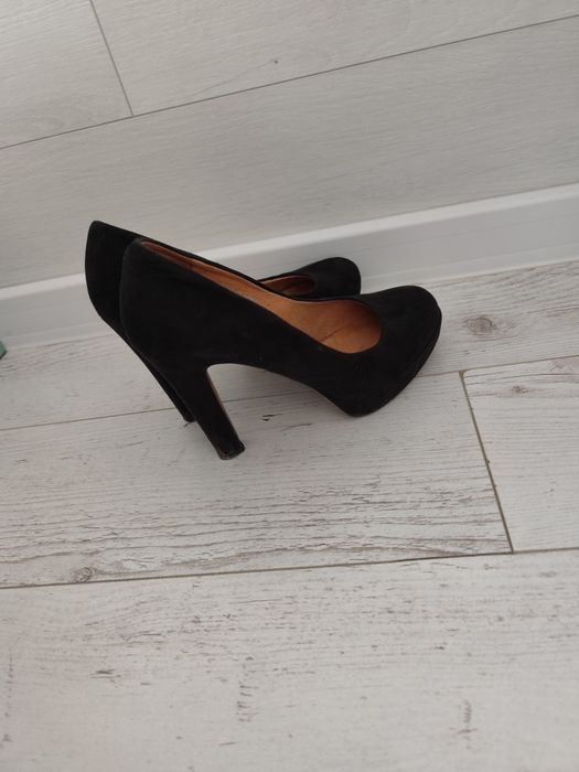 Черни велурени обувки на висок ток