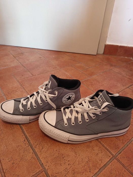 Обувки Converse.