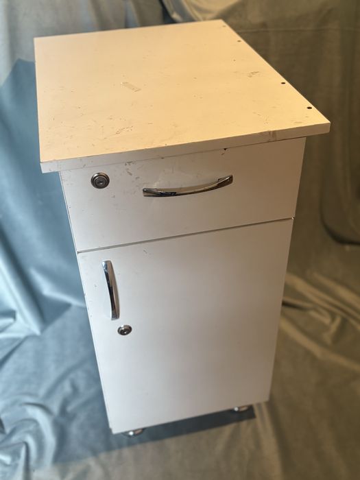 продам по 5000 срочно тумбочка,помошник