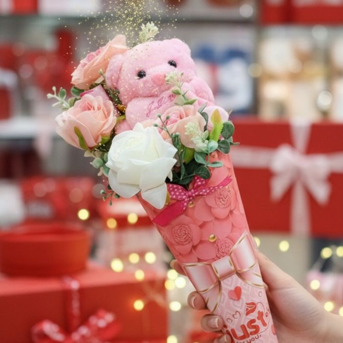 Декоративен подаръчен букет с плюшено мече и изкуствени цветя