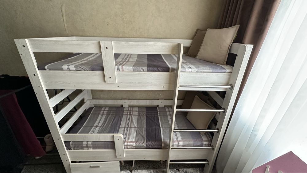 Продаётся 2х ярусная кровать с матрасами, Б/У