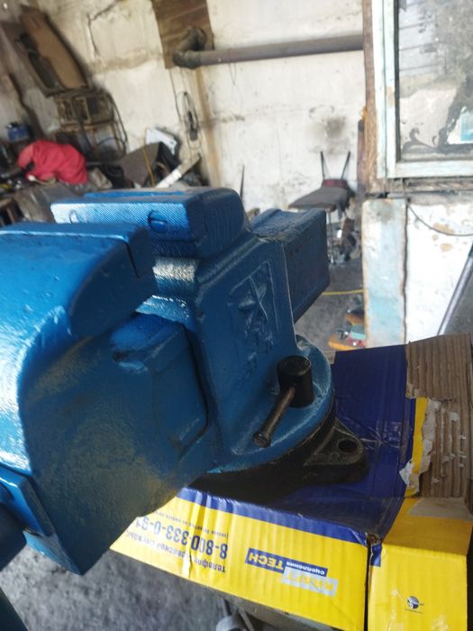 Продам тиски слесарные большие .