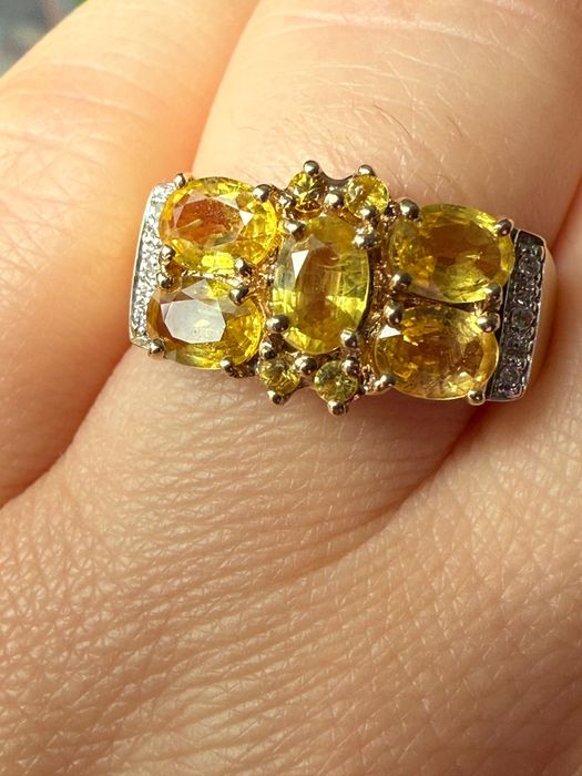 Inel din aur de 9k cu diamante naturale si safire galbene