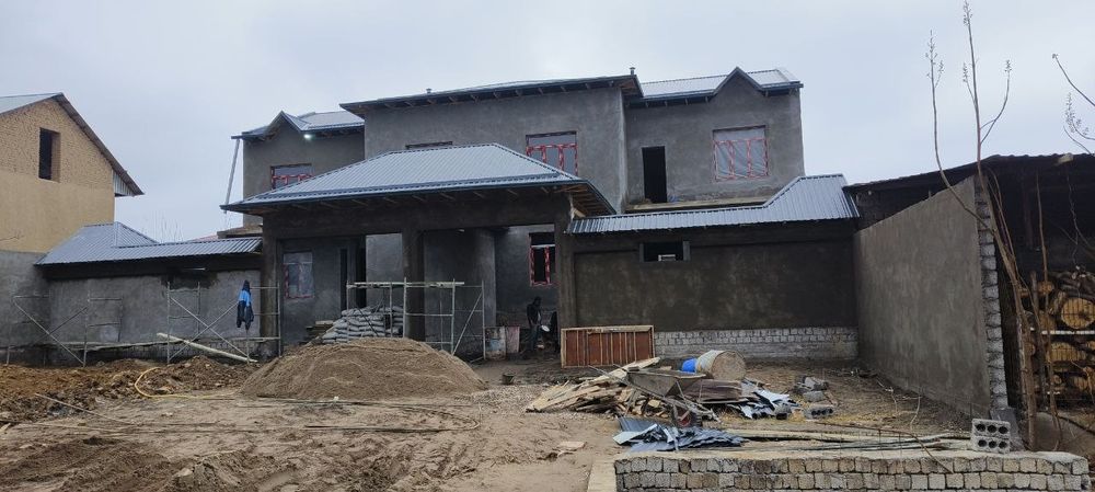 Uchqaxramon madaniyat 2.5 sot. 8xona+padval+letniy kuxnya