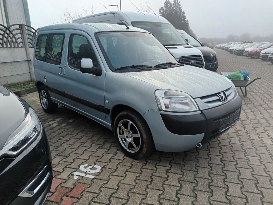 Peugeot Partner 5 locuri, benzina