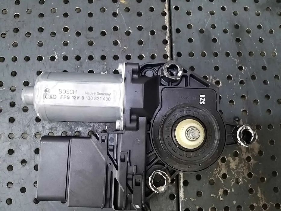 Motoras macara dreapta spate vw golf 6 plus Motoras macara dreapta spate vw golf 6 plus 5k0959794 0130821430 5m0839402f 5k0959704e