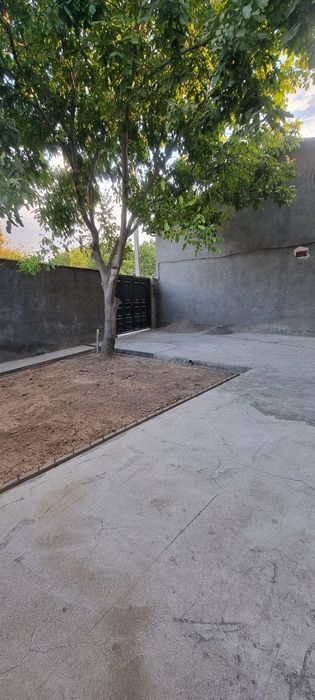 Uy Qibrayda, yonida masjid