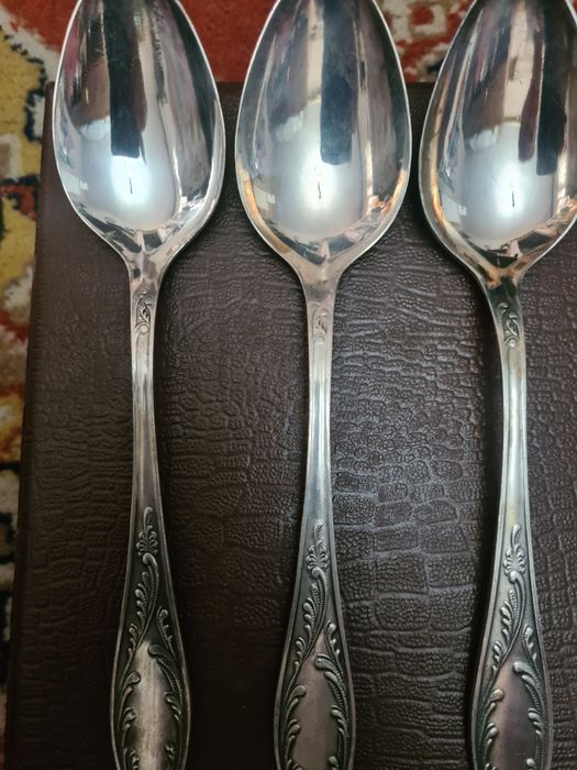 Продаётся набор ложек и вилок.