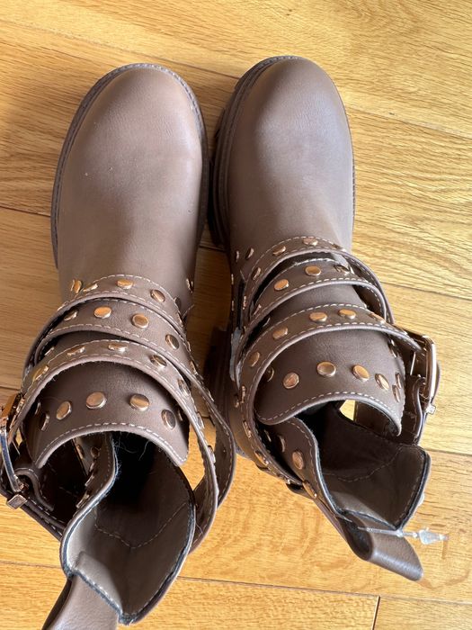 Бежови боти със златисто