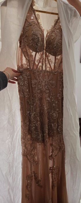 Бална рокля, тип русалка в телесен цвят.