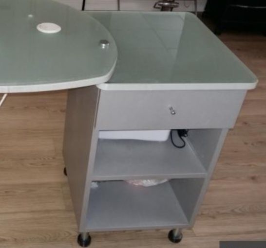 Продам маникюрный стол