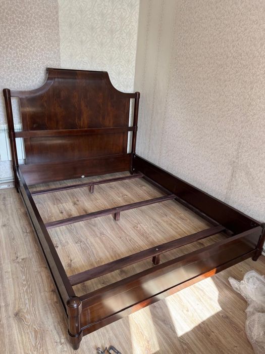 Кровать деревянная с матрацем