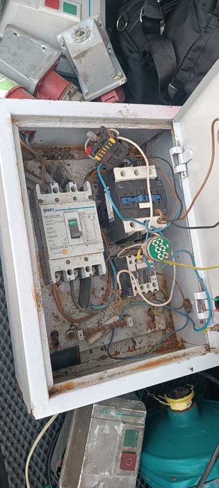 Продается Не пользованный щит с автоматами и датчиками