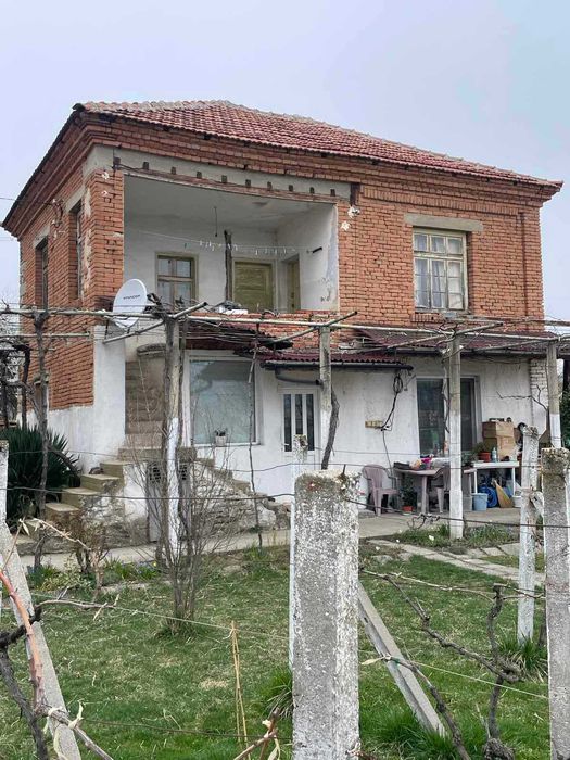 Къща с двор в с.Каравелово