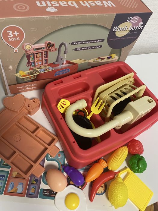 Детска мивка с течаща вода с малка кухня