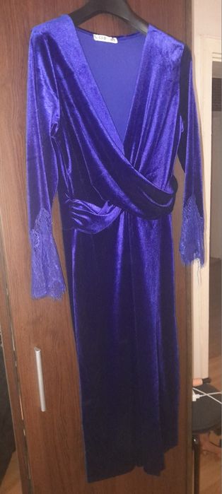 Кадифена  рокля.