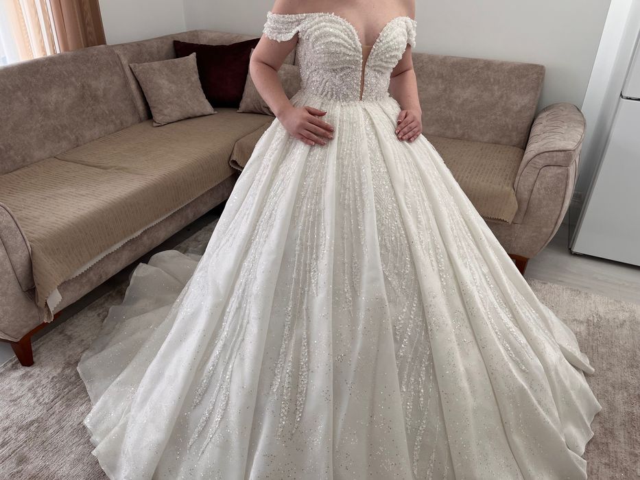 Булчинска рокля тип принцеса , изцяло с камъни