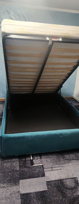 Pat tapitat catifea cu spatiu de depozitare +saltea