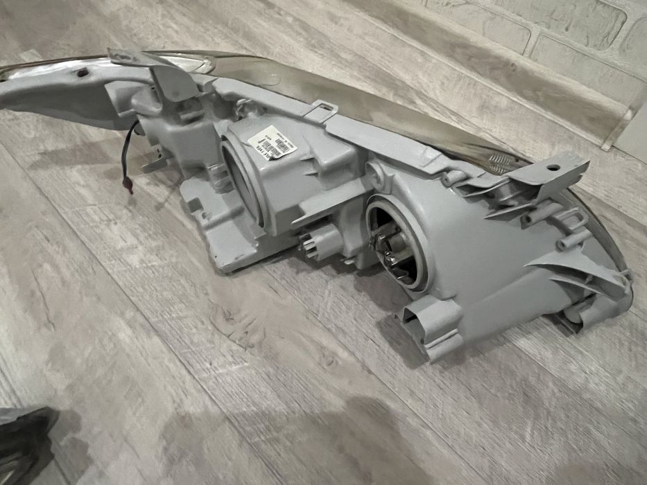 Продам фары Тайота