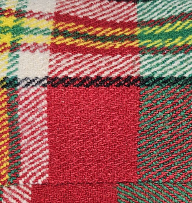 Бежов и червен китеници и родопско вълнено одеяло