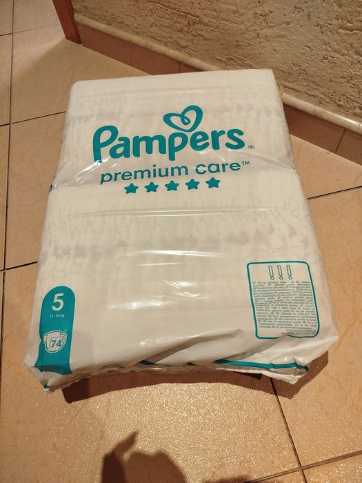 Затворен пакет Pampers premium care 74 броя номер 5