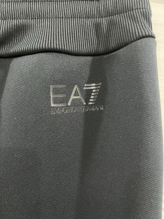 Продам трико мужское EA7 оригинал