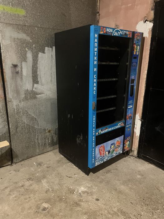 Вендинг машина за студени храни и напитки