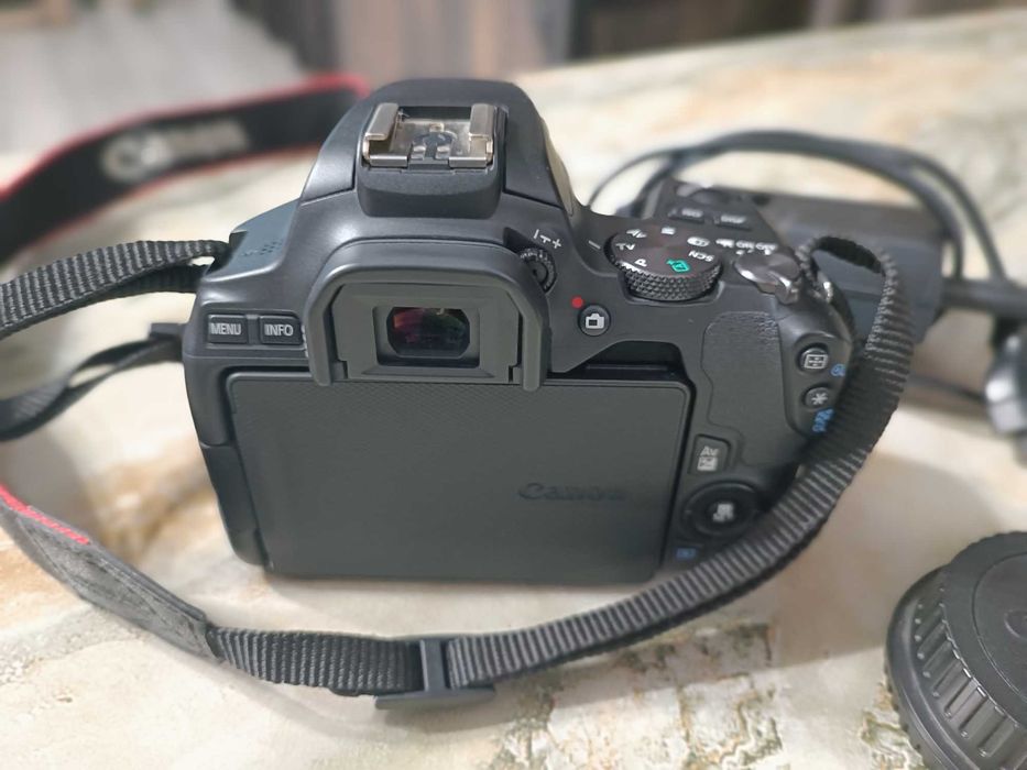 Canon EOS 250D Kit cu Obiectiv EF-S 18-55mm DC Negru - IMPECABIL