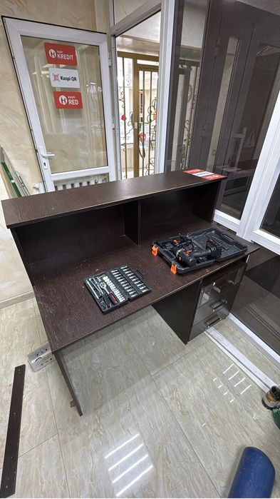 Продам ресепшн/стол