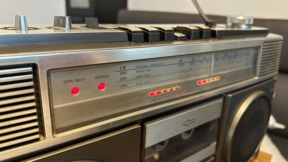 Radiocasetofon original Sony CFS-65S, fabricat în anii 1980.