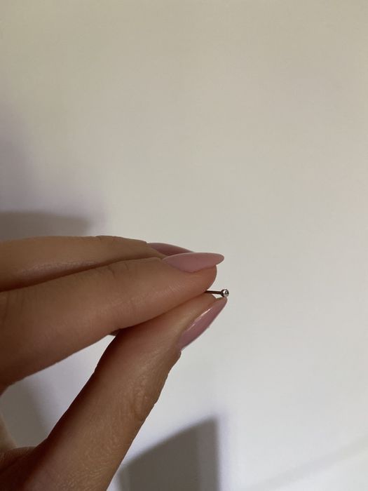 Piercing nas zirconiu alb