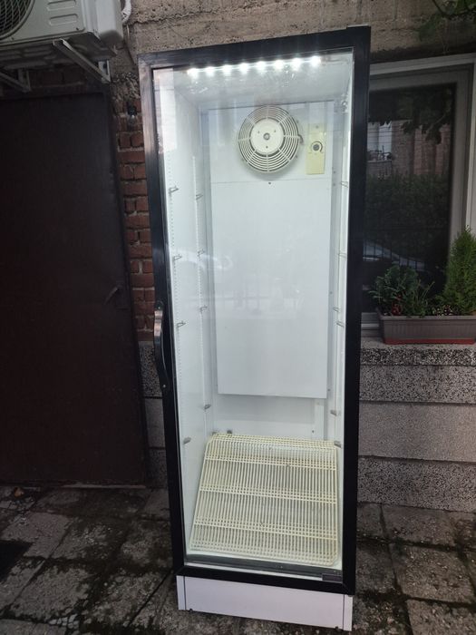 Продавам хладилна витрина
