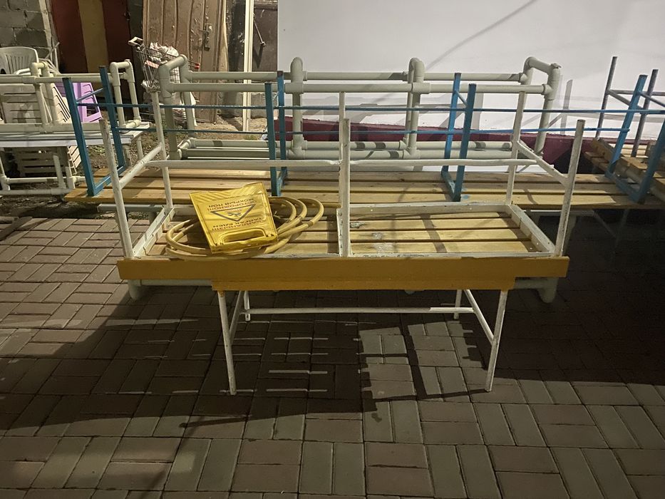 Пластиковый и деревянные скамейки