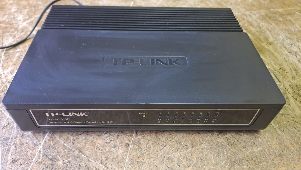 коммутатор TP-Link TL-SF1016D.