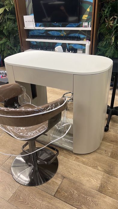 Маникюрный стол в аренду