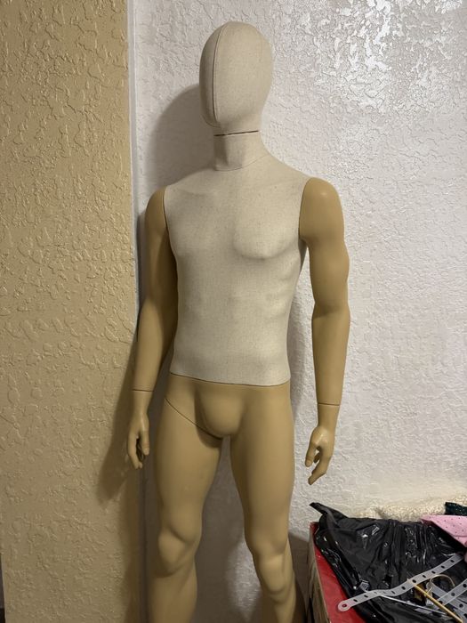 Манекен мужской в идеальном состояний