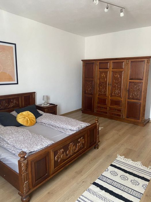 Inchiriez apartament la casa