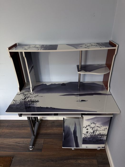 Компьютерный стол с художественным принтом