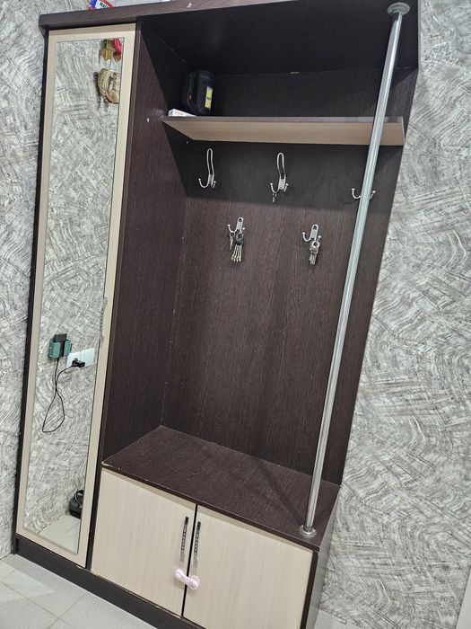 Детский стульчик и комод, прихожий шкаф