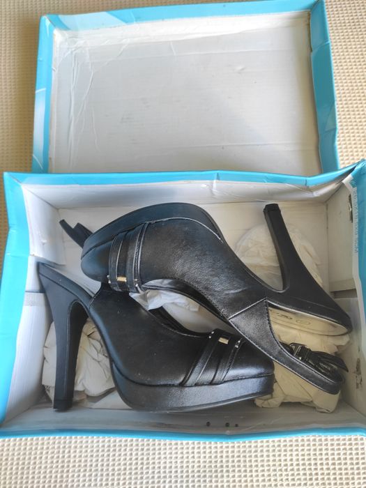 Pantofi din piele  cu toc și talpă înaltă, nr.35.
Sunt noi nouți în am