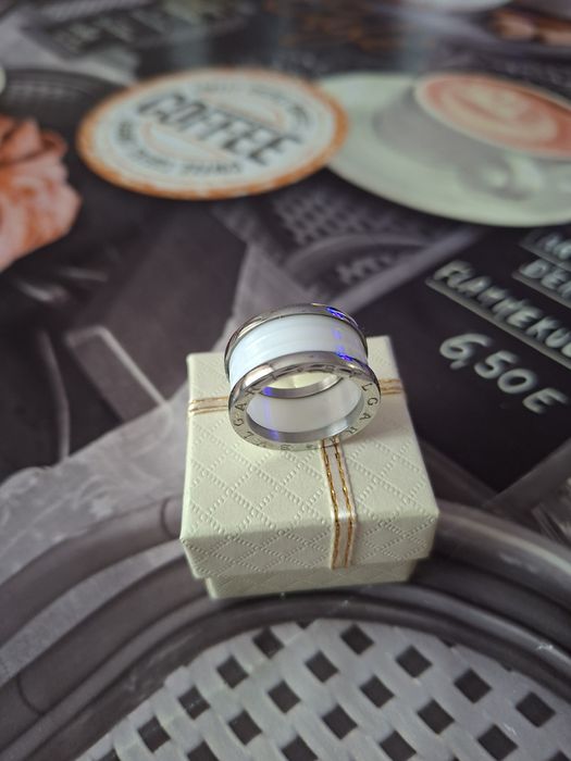 Пръстен Булгари  керамика и стомана .Пръстена само е пробван номер 9