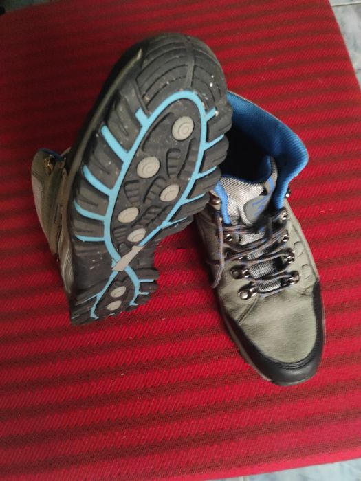 Adidași  foarte practici comozi și rezistenți.
Numarul 41.