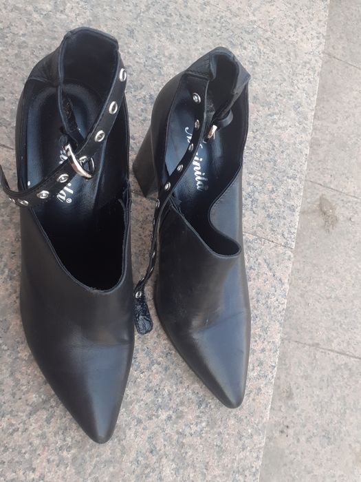 Туфли черный 39размер 3000тенге.Бежевый туфли 41 размер  3000тенге.