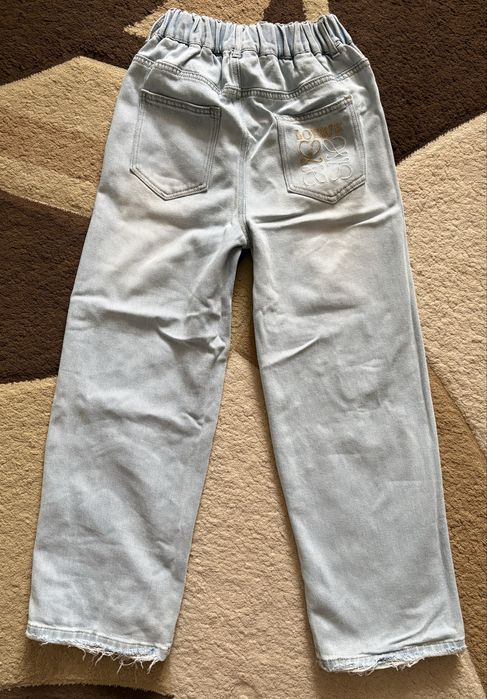 Вещи на девочку: бомбер, джинсы