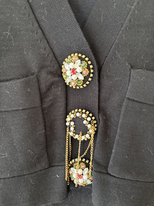 Pulover tricotat cu nasturi bijuterie