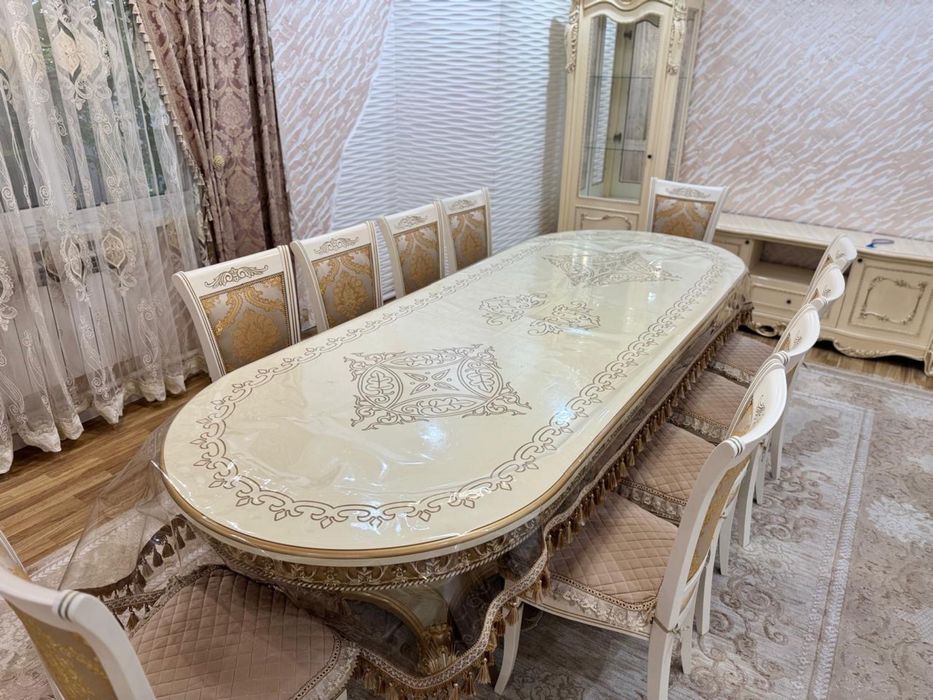 Продам большой стол со стульями