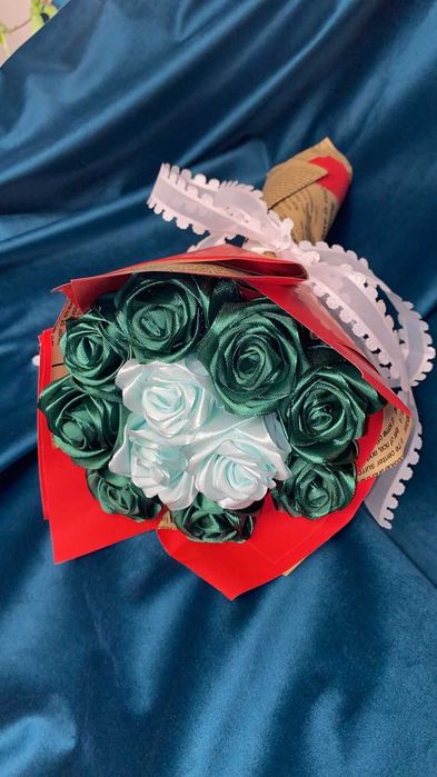 Buchete de trandafiri din satin