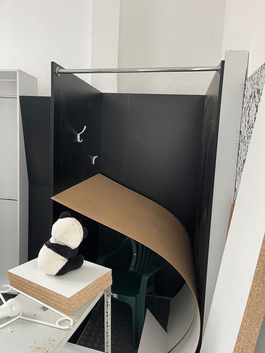 Пълно търговско оборудване за магазин – витрини, стелажи и щендери